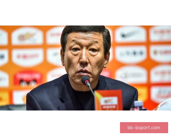李源一中场拼尽全力奔跑筑起坚固防守屏障